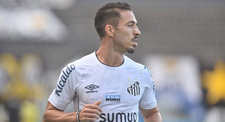 FECHADO - O Santos anunciou nesta sexta-feira a venda do meia Jean Mota ao Inter Miami, dos Estados Unidos. A negociação girou em torno de R$ 2,8 milhões. Com vínculo até 30 de junho de 2022, Jean Mota poderia assinar um pré-contrato com qualquer outro clube a partir de 30 de dezembro. Sendo assim, a negociação foi bem vista pela direção Alvinegra. Vale lembrar que o Peixe tinha 80% dos direitos econômicos do atleta.