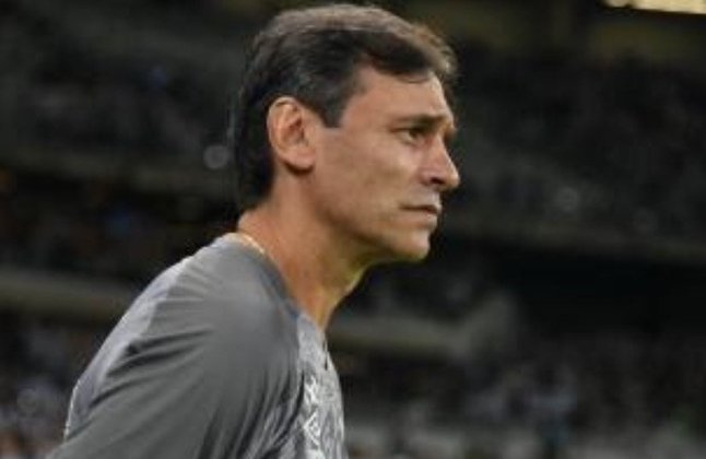FECHADO - O Santos comunicou que Fabián Bustos não é mais treinador da equipe. A queda aconteceu após eliminação histórica para o Deportivo Tachira na Copa Sul-Americana.