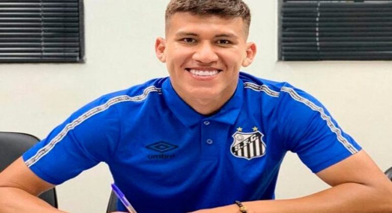 FECHADO - O Santos contratou o zagueiro boliviano Leonardo Zabala, de 18 anos, para a categoria Sub-20. Ele estava no Palmeiras e pediu a rescisão com o rival para fechar com o Peixe. O jogador assinou um contrato até o final de 2020 com o clube da Vila Belmiro.
