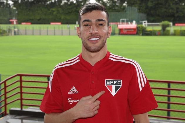FECHADO - O São Paulo anunciou a contratação de Pedrinho, de 23 anos, que chega por empréstimo do Lokomotiv, da Rússia, até 31 de dezembro de 2023. Há a opção de compra ao término deste período.