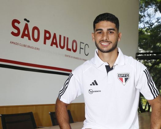 FECHADO - O São Paulo oficializou a contratação do meia uruguaio Michel Araujo junto ao Fluminense, por empréstimo até o final de 2024. A equipe paulista vai pagar os vencimentos do atleta de 26 anos no período.