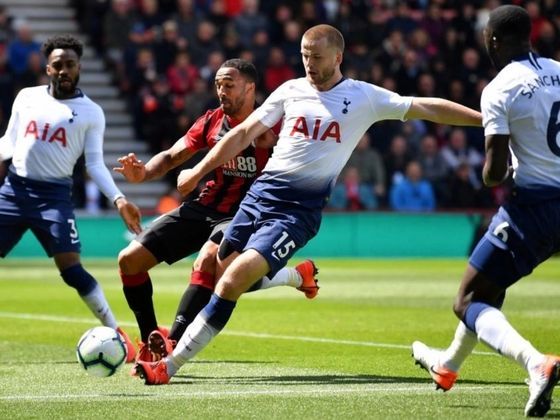 FECHADO – O Tottenham anunciou a renovação de contrato com o meio-campista Eric Dier até 2024. O jogador de 26 anos está em sua sexta temporada com a camisa do time londrino desde que chegou do Sporting. Embora não seja titular absoluto na equipe de Mourinho, o inglês já vestiu a braçadeira de capitão.
