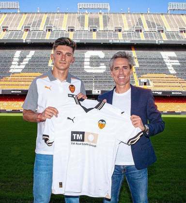 FECHADO – O Valencia anunciou a contratação do meia Pepelu, do Levante, por 5 milhões de euros. O jogador assinou um contrato válido por cinco temporadas. 