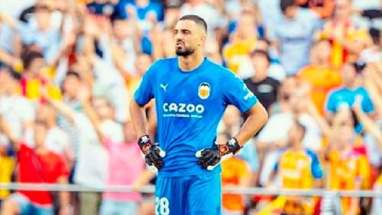 FECHADO - O Valencia anunciou a renovação de contrato do goleiro Giorgi Mamardashvili. Com a prorrogação do vínculo, o goleiro de 21 anos permanece no clube até 2027 e com uma multa de 100 milhões de euros (R$ 520 milhões).