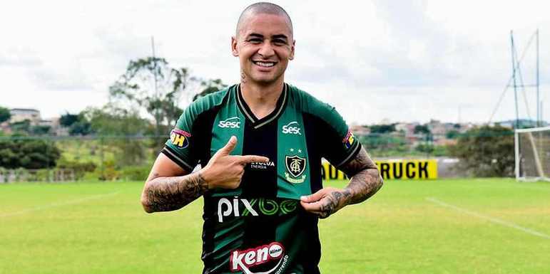 FECHADO - O veterano atacante Welington Paulista renovou contrato com o América Mineiro até o fim de 2023. O contrato do jogador se encerrava em dezembro. Ao longo do ano, Wellington Paulista fez 30 jogos e marcou 7 gols pelo Coelho.