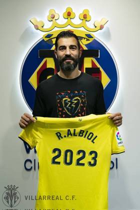 FECHADO - O Villarreal anunciou a renovação do contrato do zagueiro Raul Albiol até junho de 2023.