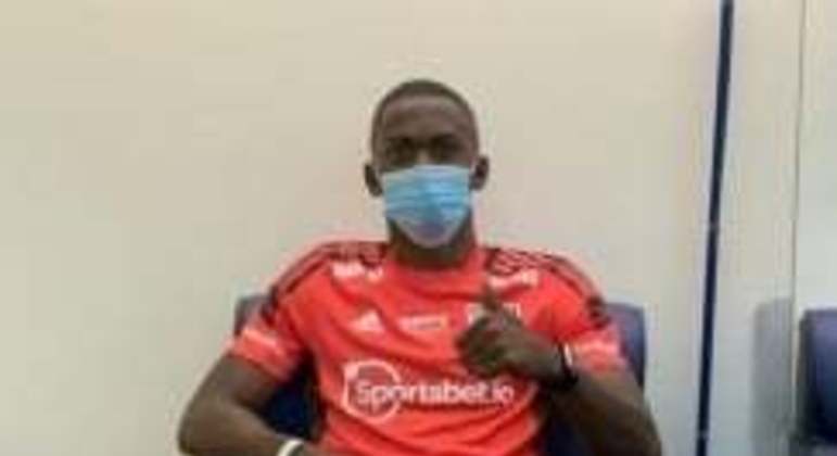 FECHADO - O volante colombiano Andrés Colorado, que atuava pelo o Deportivo Cali, já está em solo brasileiro realizando exames e teve uma foto com a camisa do São Paulo vazada na internet. Colorado chega ao Tricolor Paulista como um empréstimo, com a opção de compra.