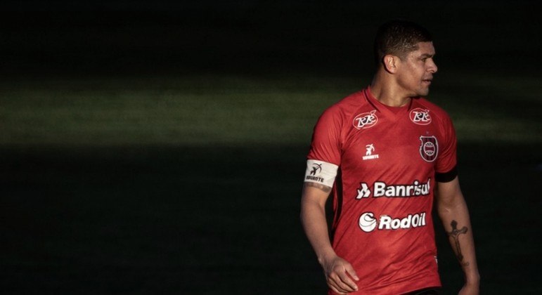 FECHADO - O volante Denilson assinou nesta quarta-feira o pedido de demissão do Brasil de Pelotas. O ex-jogador de Arsenal e São Paulo listou que tomou essa decisão por causa dos 