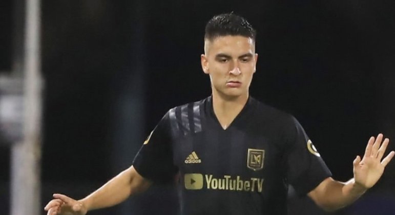 FECHADO! O volante Eduard Atuesta desembarcou no Brasil na manhã desta segunda-feira (13) para realizar exames e assinar contrato com o Palmeiras. O jogador deve acertar com o clube até 2026 e custará 3,7 milhões de dólares (R$20,77 milhões, na cotação atual) aos cofres do Maior Campeão Nacional – com luvas, o negócio se aproxima dos 7 milhões de dólares (R$39,3 milhões)