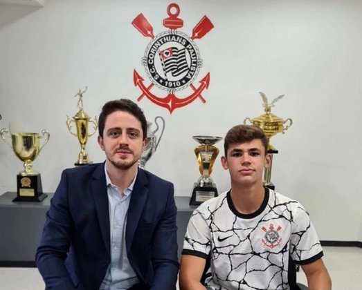 FECHADO - O volante Gabriel Moscardo assinou o seu primeiro contrato profissional com o Corinthians na tarde desta terça-feira (19). O jogador, de 16 anos, que atua pela categoria sub-17, agora tem vínculo até 30 de setembro de 2024 e com multa rescisória para o exterior de aproximadamente R$ 150 milhões.