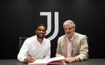 FECHADO - O zagueiro brasileiro Bremer já passou pelos exames médicos e assinou contrato com a Juventus. O atleta fechou um vínculo até 2027 com o time de Turim.