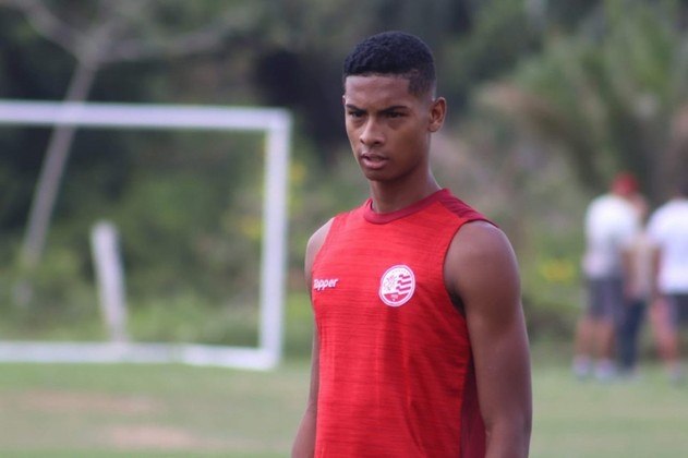 FECHADO - O zagueiro Carlão, que estava no Náutico (PE), foi contratado para integrar o elenco sub-20 do Corinthians. O atleta vem para o Timão por empréstimo de um ano.