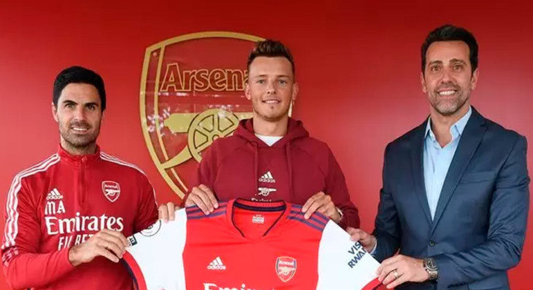 FECHADO - O zagueiro inglês Ben White foi anunciado nesta sexta-feira (30) como novo reforço do Arsenal para a temporada. O jovem jogador, que atuava pelo Brighton, custou um total de 55 milhões de euros (R$ 334,1 milhões na cotação atual da moeda) para os Gunners. White assinou um contrato com o clube londrino válido até o final do mês de junho de 2026. Além disso, o jovem zagueiro usará a camisa de número 4 pelos Gunners.