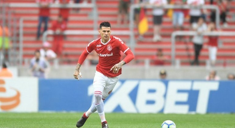 FECHADO! - O zagueiro Victor Cuesta renovou com o Internacional. Executivo de futebol do Colorado, Paulo Bracks, revelou o acordo em entrevista à Rádio Gre-Nal. O novo contrato vai até dezembro de 2023. O antigo estava terminando em junho de 2022