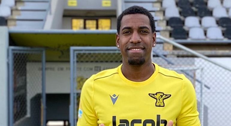FECHADO - O zagueiro Vinicius Cruz se prepara para dar início a trajetória no que será apenas o seu segundo clube no futebol europeu. Após defender a equipe do Olimpia Lewin Brzeski, da Polônia, o defensor de 29 anos acertou sua ida para o Moura, de Portugal. Reforço para competições como a Taça Distrital e o Campeonato Distrital de Beja (região a qual pertence o Moura), Vinicius exaltou o trabalho de pré-temporada bem como o sentimento de adaptação mais rápida do que foi no futebol polonês.
