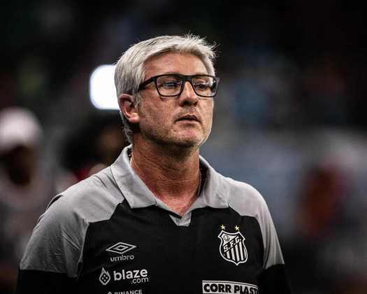 FECHADO - Odair Hellmann foi demitido do Santos após a derrota por 2 a 0 para o Corinthians na Vila Belmiro. O técnico deixa o clube com a marca negativa de nove jogos sem vitória e encerrou sua passagem no clube com pouco mais de 44% de aproveitamento. 