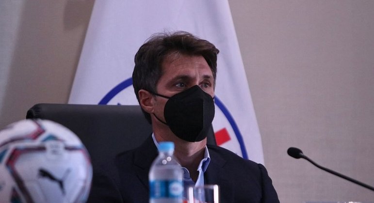 FECHADO - Para terminar com o período de especulações acerca de seu novo treinador, a seleção do Paraguai não apenas anunciou como apresentou seu novo comandante que, assim como Eduardo Berizzo, também vem da escola argentina de treinadores: Guillermo Barros Schelotto. O treinador chega com um longo acordo de validade até 2024 onde, segundo o mandatário da Associação Paraguaia de Futebol (APF), Robert Harrison, existe uma cláusula que permite renovação até 2026.
