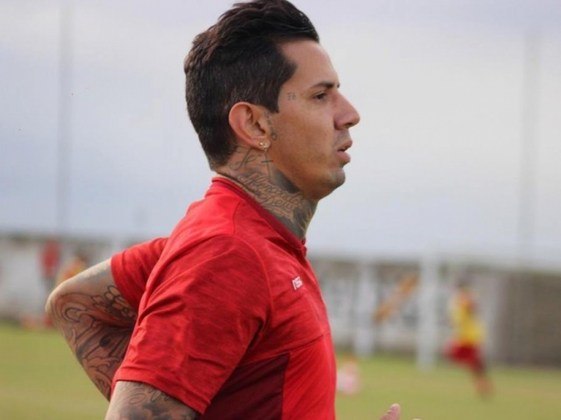 FECHADO - Por meio de nota oficial, o CRB anunciou que o zagueiro Victor Ramos foi desligado do clube em comum acordo entre as partes e assim fica livre no mercado.