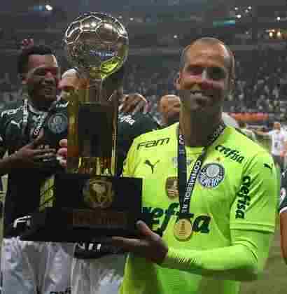 FECHADO - Quem também resolveu sua situação no Alviverde foi Marcelo Lomba. Reserva imediato de Weverton, o goleiro tinha contrato até o fim deste mês e renovou por mais uma temporada.