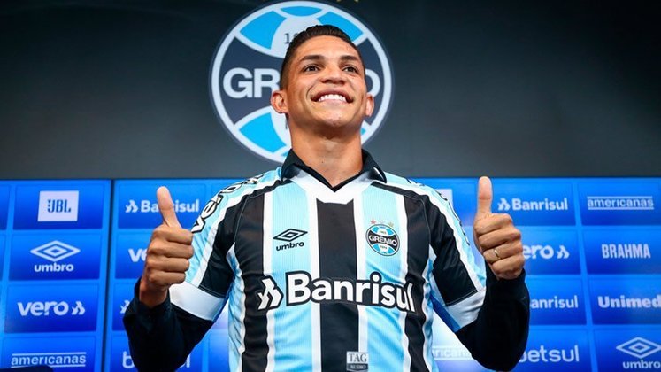 FECHADO - Rodrigo Ferreira, lateral que estava no Mirassol, foi apresentado pelo Grêmio. O esportista deve disputar uma vaga na posição com o Edílson.