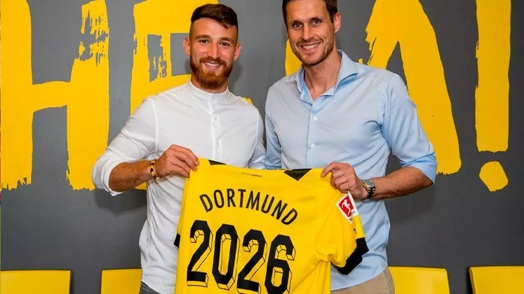 FECHADO - Salih Özcan é anunciado como novo reforço do Borussia Dortmund pelas redes sociais. O contrato do volante com os aurinegros vai até 2026. 