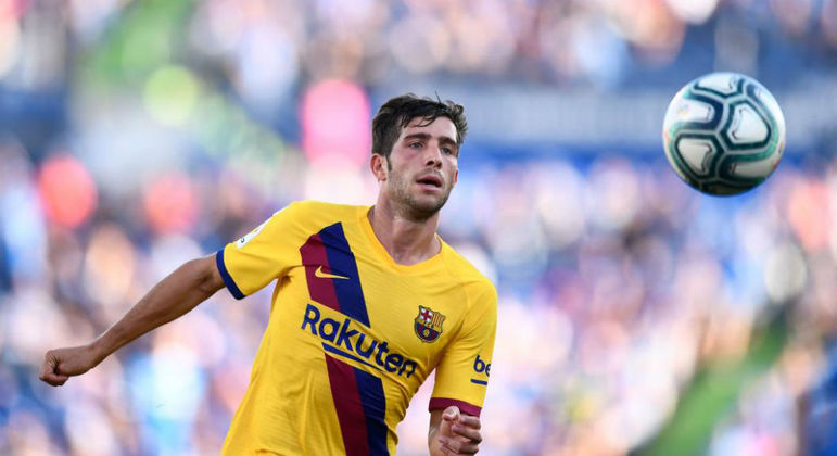 FECHADO - Sergi Roberto está muito perto de renovar o seu contrato com o Barcelona. Tudo já está certo entre as partes e o novo vínculo será até junho de 2024 com uma redução salarial de 30%. De acordo com a RAC1, apenas uma reunião falta para a assinatura do novo contrato.