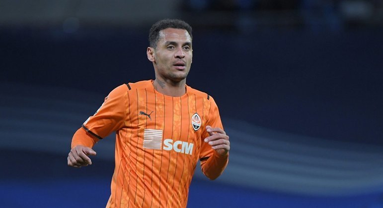 FECHADO - Um dos principais nomes do Shakhtar Donetsk na atual temporada, o brasileiro Alan Patrick renovou seu contrato com o clube ucraniano. Na última quinta-feira, o time comandado por Roberto De Zerbi anunciou o novo acordo com o meia-atacante, que estendeu o vínculo até dezembro de 2025.