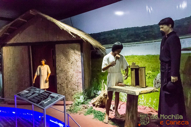 Fechamos a galeria com o mais importante espaço cultural dedicado à memória dos índios guaranis no Paraguai. Fica em Hernandarias. 