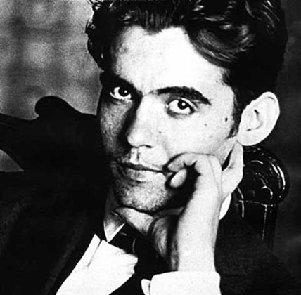 Federico Garcia Lorca - Poeta e dramaturgo, simpático ao Socialismo, foi vítima da Guerra Civil Espanhola, preso por fascistas sob alegação de que ele era mais perigoso com a caneta do que outros com o revólver. Morreu fuzilado em 18/8/36, aos 38 anos. 