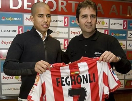'FEGHONLI' - O atacante argelino Feghouli teve seu nome escrito de maneira incorreta na camisa durante sua apresentação no Almeria, da Espanha. 