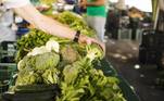 De acordo com a Escola de Saúde Pública da Universidade Harvard, a vitamina K pode ser obtida de duas formas. A principal é a filoquinona, encontrada em vegetais de folhas verdes como couve e espinafre. O outro tipo, a menaquinona, está presente em alguns alimentos de origem animal e em fermentados. Ela também pode ser produzida por bactérias do nosso intestino 