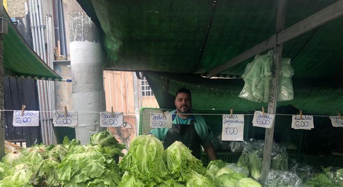 Rosivaldo Araújo Oliveira tem barraca de verduras na rua Itararé, na Bela Vista