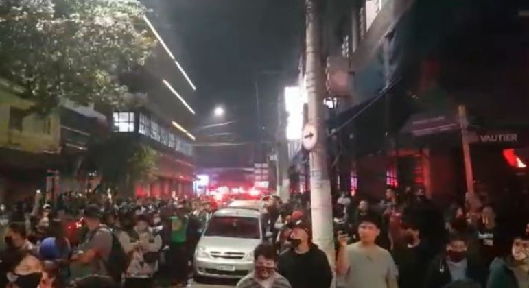 Ambulantes da feira da madrugada fazem manifestação no Brás (SP