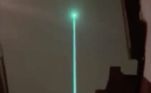 Um feixe de luz azul visto nos céus de uma cidade inglesa deixou alguns moradores assustados e até iniciou uma série de teorias da conspiração envolvendo OVNIs