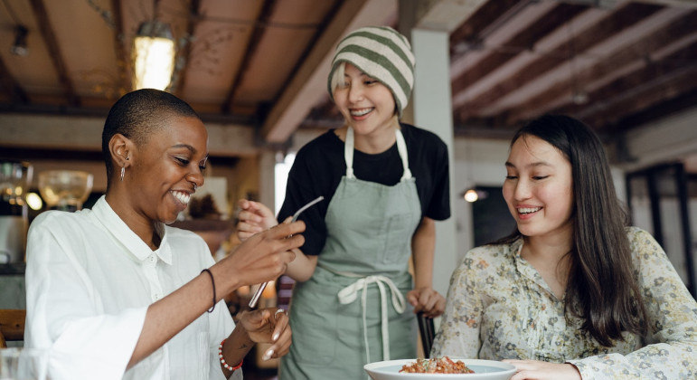 Tratar as pessoas bem gera uma onda de felicidade