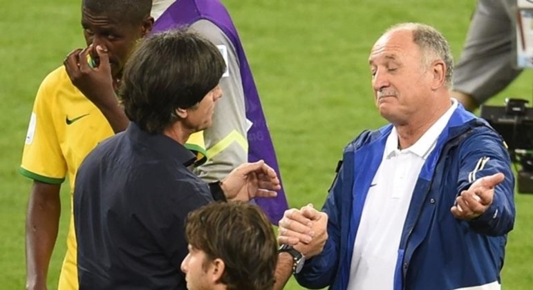Felipão cumprimenta Joachim Low, depois do 7 a 1. Imagem se fixou como tatuagem na carreira do técnico