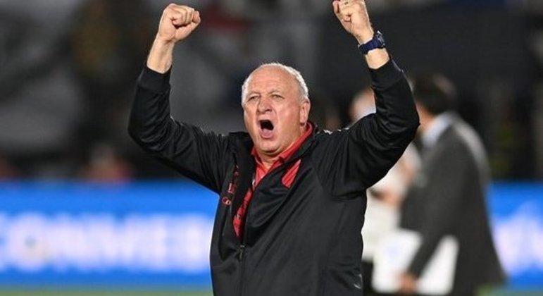 73 anos. Seis semifinais de Libertadores. Calou dirigentes e jornalistas que o haviam aposentado