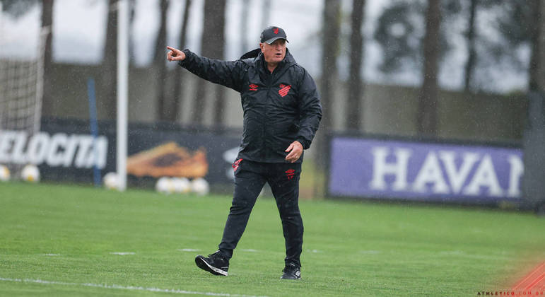 Felipão orienta o Athletico-PR em atividade visando o Palmeiras na Libertadores