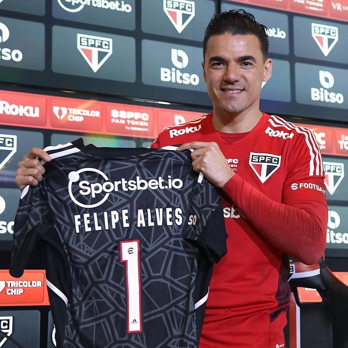 Felipe Alves com a camisa número 1 do São Paulo