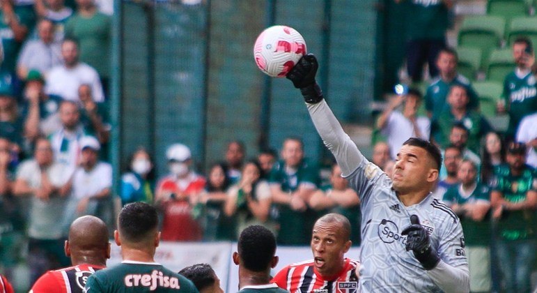 Felipe Alves dá soco na bola durante o empate entre Palmeiras e São Paulo pelo Brasileirão