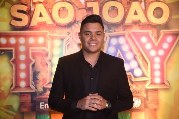 O cantor Felipe Araújo escolheu um elegante terno para curtir o evento
