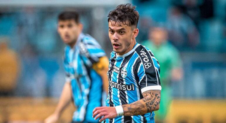 8. Felipe Carballo – Grêmio Em dezembro do ano passado, o uruguaio Felipe Carballo foi comprado do Club Nacional por R$ 19,5 milhões, para atuar no meio-campo Grêmio