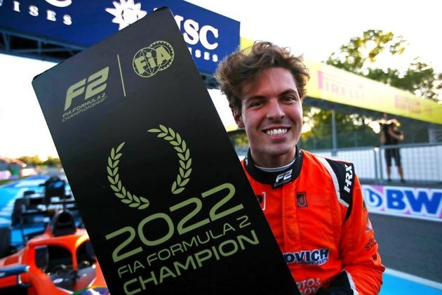 O brasileiro Felipe Drugovich venceu o campeonato da Fórmula 2 no último sábado (10), após a corrida sprint da categoria no circuito de Monza, na Itália. O piloto, apesar de ter abandonado a prova, faturou o título quando o seu maior adversário, Théo Pourchaire, ficou em 17º. Nesta segunda-feira (12), Drugovich foi anunciado como piloto reserva e de desenvolvimento da Aston Martin na temporada de 2023 da Fórmula 1; conheça o piloto brasileiro