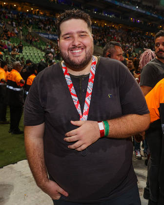 O ator Felipe Hintze também preferiu assistir ao show da Pista Premium do estádio
