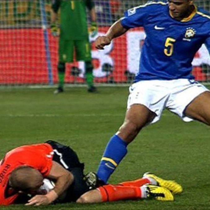 O momento em que Felipe Melo dá o pisão em Robben na África do Sul