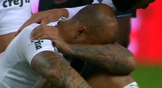 [COMENTE] Sem Felipe Melo, o que seria melhor mudar esquema tático ou apostar em outro jogador?