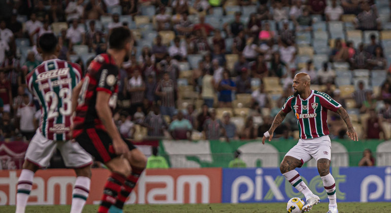 Felipe Melo em disputa de bola durante o duelo entre Fluminense e Flamengo, pelo Brasileirão