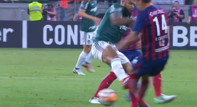 Por todos os ângulos, a entrada de Felipe Melo foi lastimável