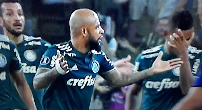 Felipe Melo sabotou o próprio time. Foi sua 23ª expulsão. Triste recorde