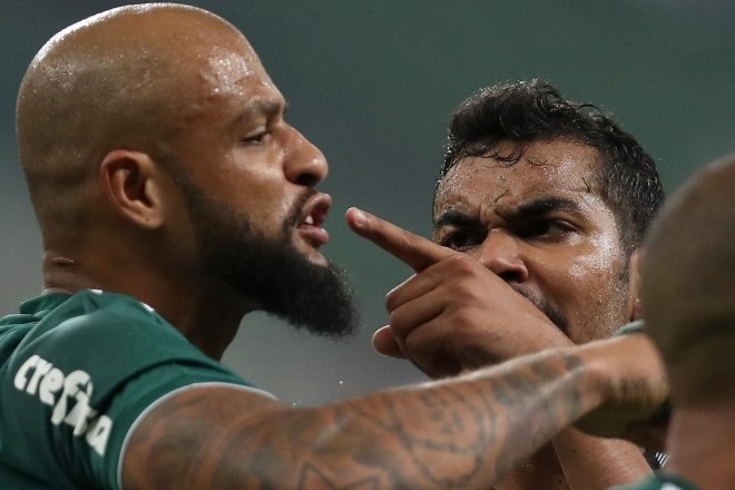 Felipe Melo jÃ¡ estava hÃ¡ um tempo sem se envolver em confusÃµes no Palmeiras. Mas na quinta (30), contra o Cerro PorteÃ±o o volante acabou com este 'problema'. Aos trÃªs minutos de jogo, ele conseguiu ser expulso depois de uma entrada violenta emÂ VÃ­ctor CÃ¡ceres